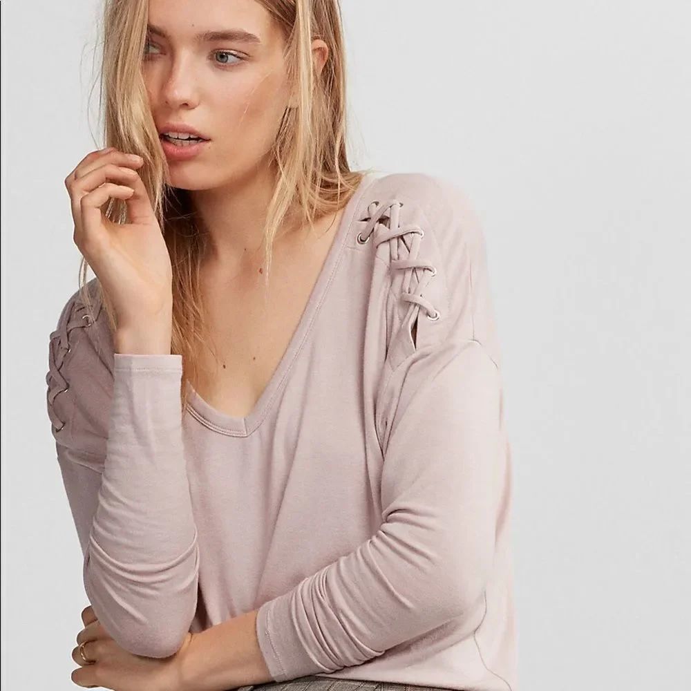 ✨HP✨Lace-Up Shoulder Tee✨ - Picture 2 of 4